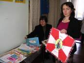 K. Kogutowicz i D. P�czek ogl�daj� zg�oszone prace.