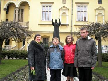 Delegacja szko�y pod pomnikiem Jana Paw�a II.