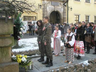 Przed pomnikiem JP II. 