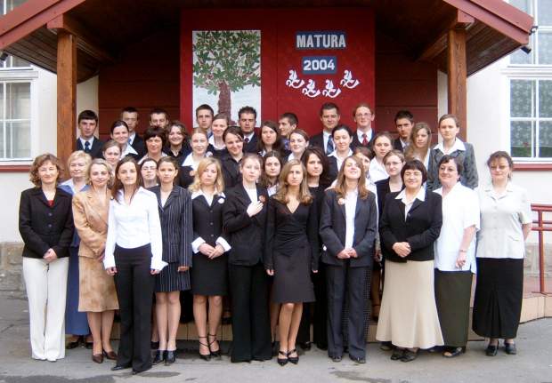 Absolwenci LO 2004.